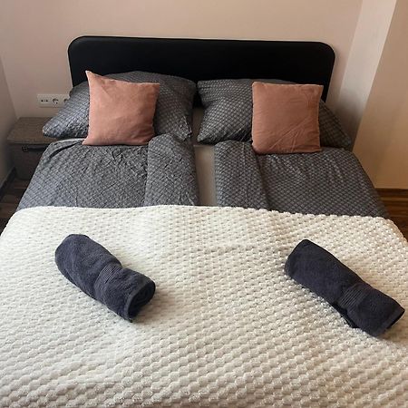 Moonlight Apartment Gyor Bagian luar foto