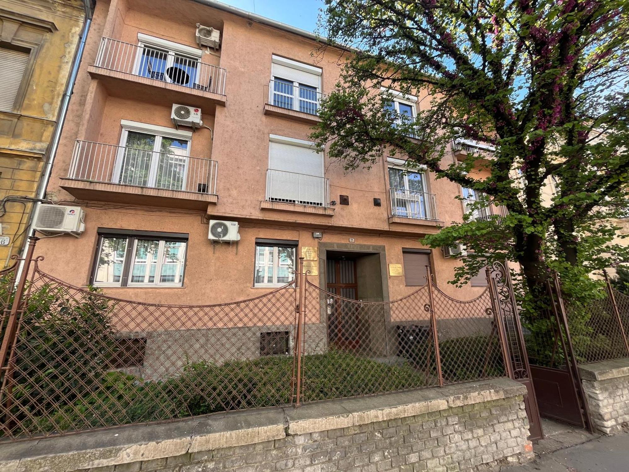 Moonlight Apartment Gyor Bagian luar foto