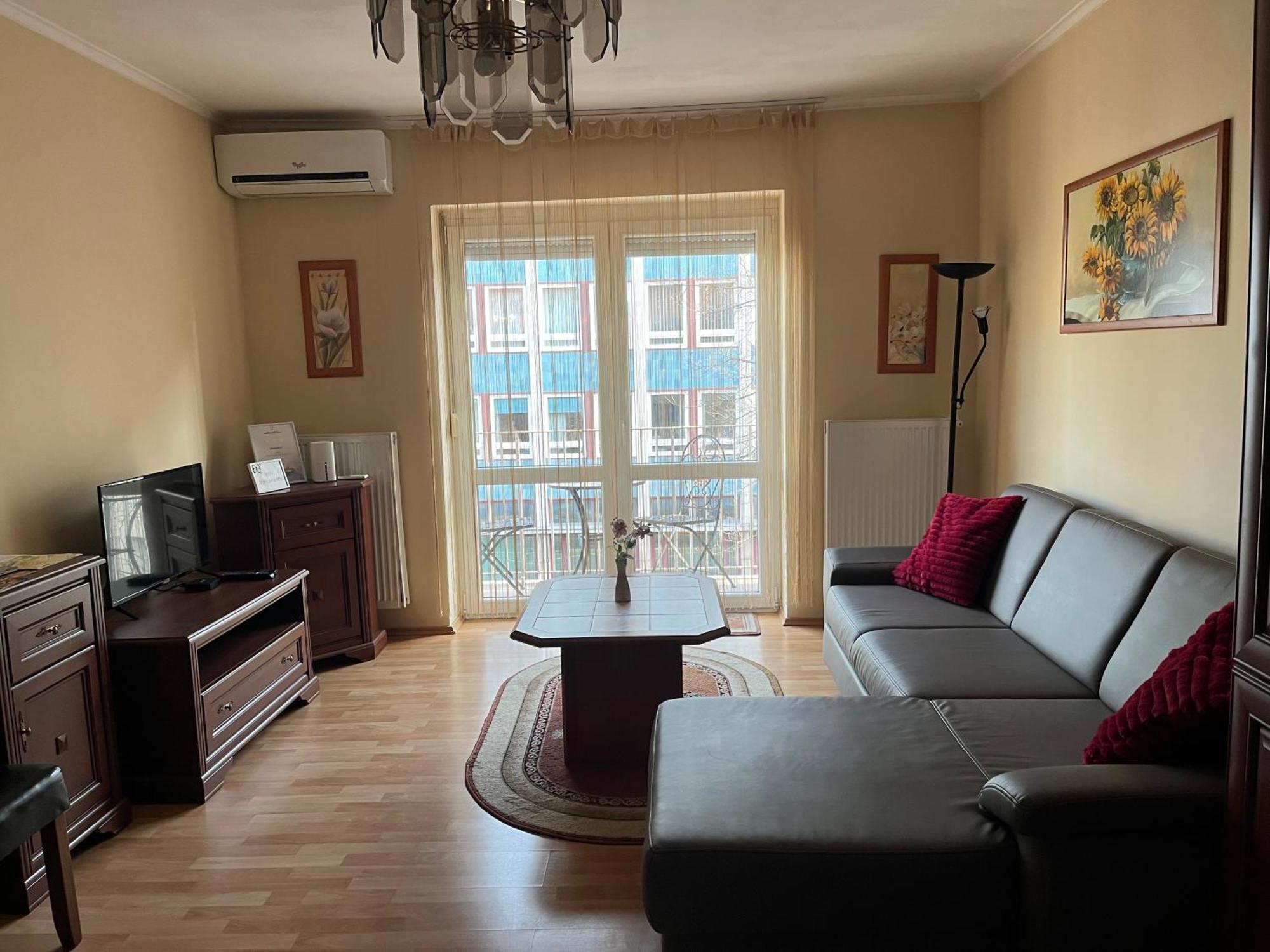 Moonlight Apartment Gyor Bagian luar foto
