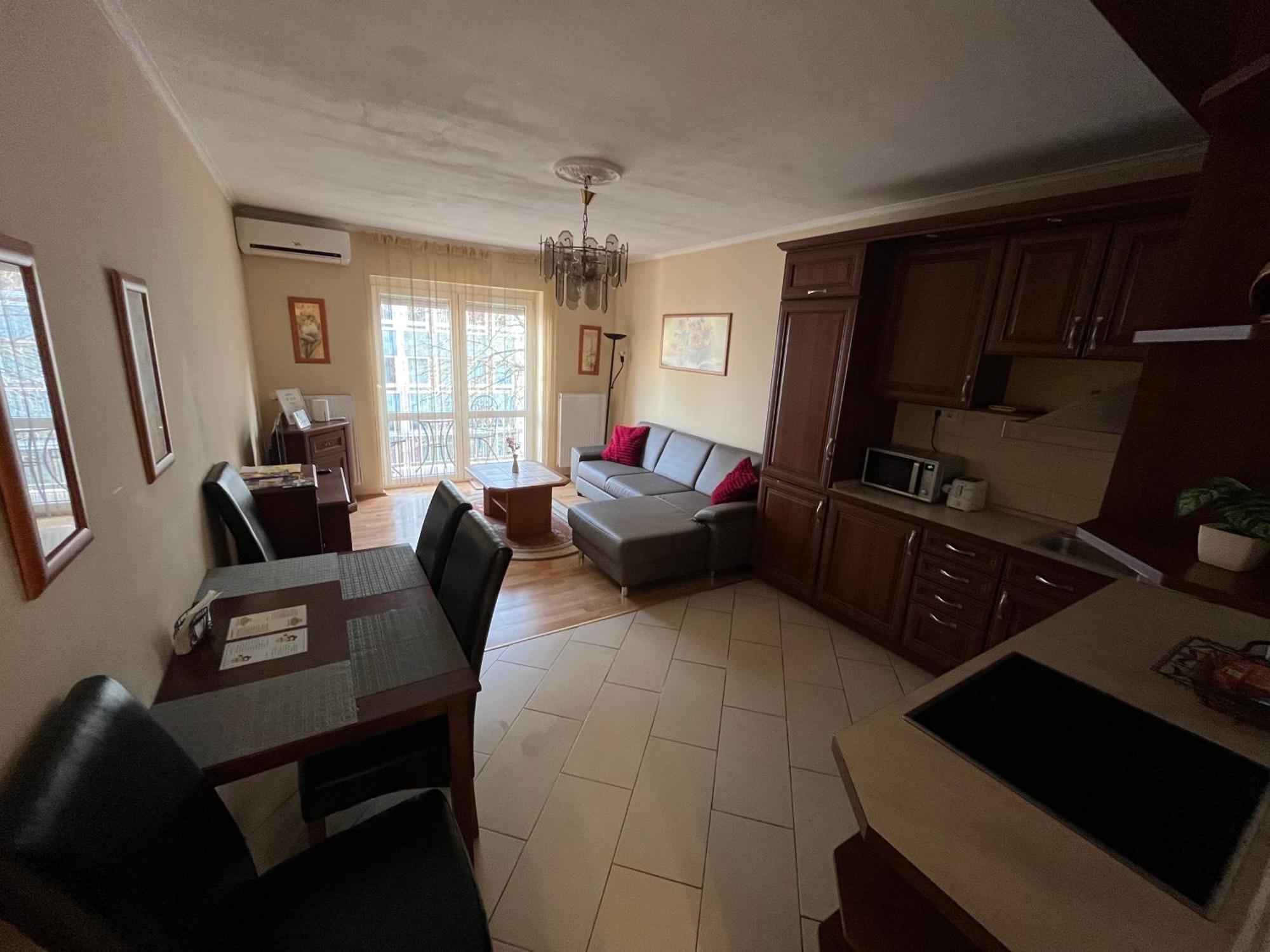Moonlight Apartment Gyor Bagian luar foto