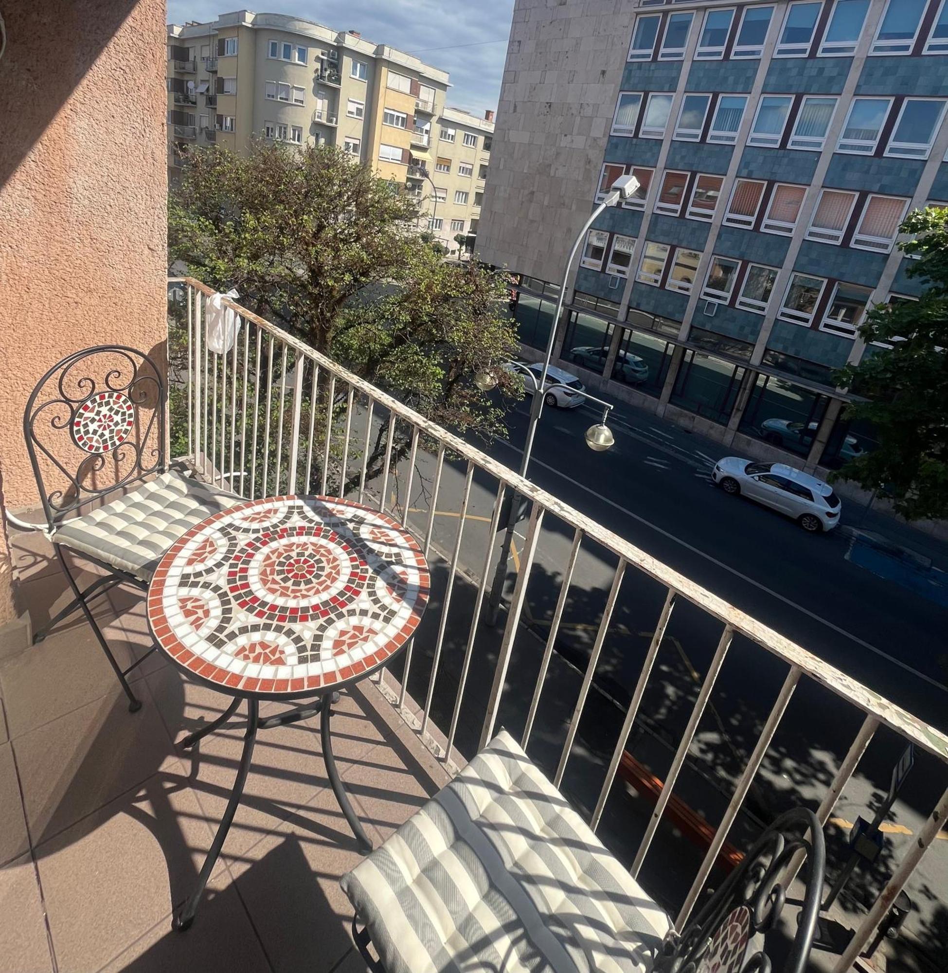 Moonlight Apartment Gyor Bagian luar foto